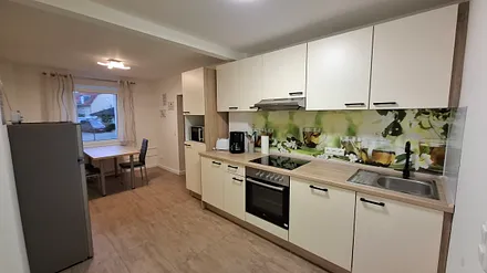 Küche mit Geschirrspüler und Mikrowelle 