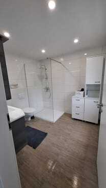 Bad mit ebenerdiger Dusche 