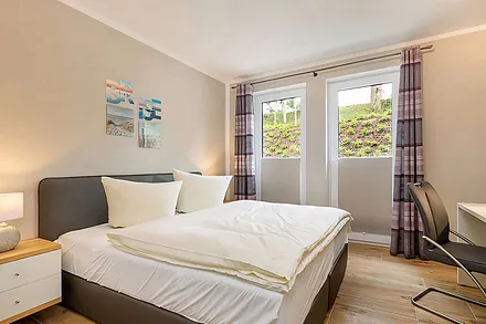 Schlafzimmer mit Doppelbett