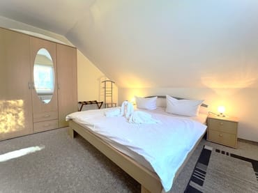 Schlafzimmer mit einem Doppelbett