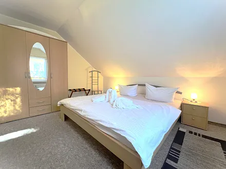 Schlafzimmer mit einem Doppelbett