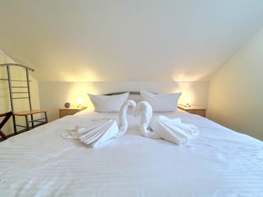 Schlafzimmer mit einem Doppelbett