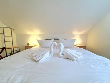 Schlafzimmer mit einem Doppelbett