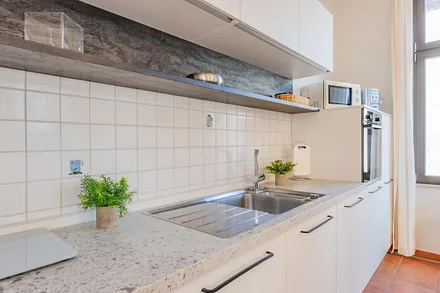 separate Küche mit Essbereich