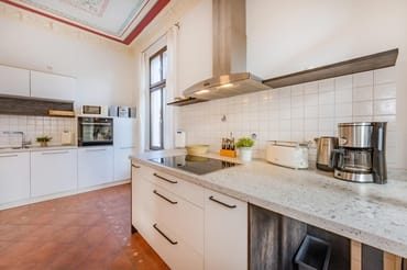 separate Küche mit Essbereich