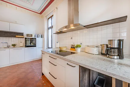 separate Küche mit Essbereich