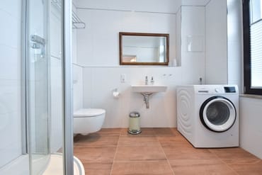 2. Bad mit Dusche + Waschmaschine