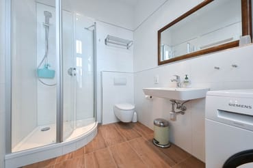 2. Bad mit Dusche + Waschmaschine