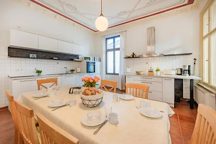 separate Küche mit Essbereich