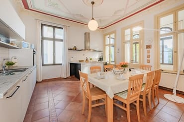 separate Küche mit Essbereich