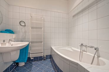 Bad mit Dusche & Badewanne