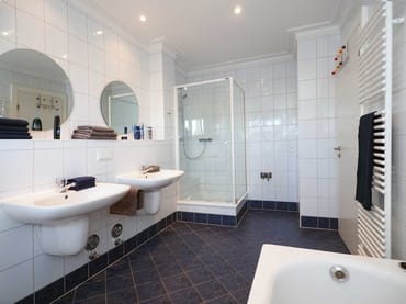 Bad mit Dusche & Badewanne