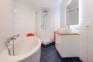 Bad mit Dusche & Badewanne