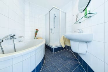 Bad mit Dusche & Badewanne