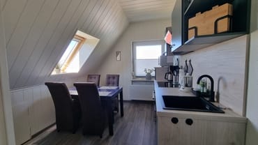 separate Küche mit Sitzgelegenheit für 4 Personen