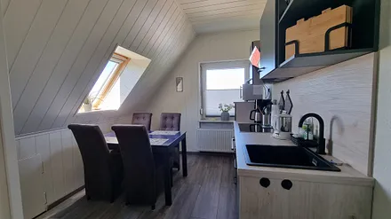 separate Küche mit Sitzgelegenheit für 4 Personen