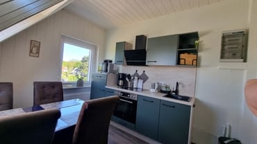 separate Küche mit Sitzgelegenheit für 4 Personen