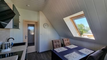 separate Küche mit Sitzgelegenheit für 4 Personen