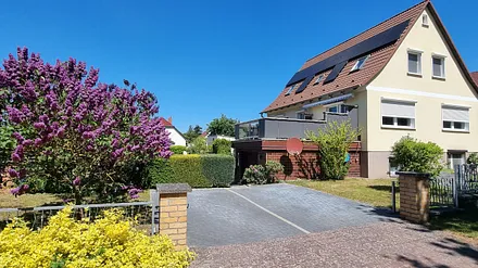 2 Stellplätze direkt am Haus (kostenpflichtig)