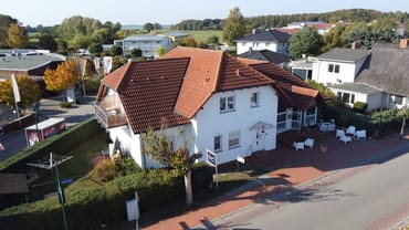 Haus Gesamtansicht mit Eingang