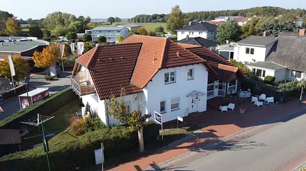 Haus Gesamtansicht mit Eingang