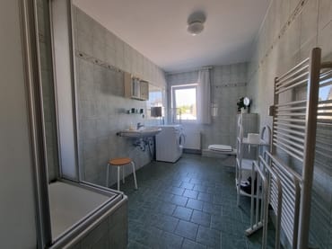 Tageslichtbad mit Waschmaschine