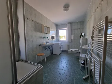 Tageslichtbad mit Waschmaschine