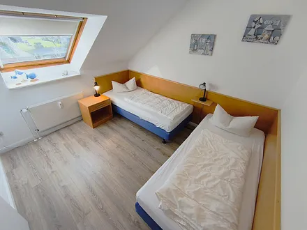 Schlafzimmer Nr. 2 mit zwei Einzelbetten