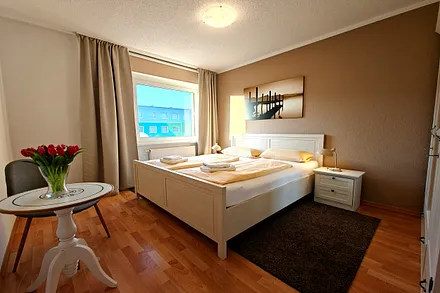 Schlafzimmer mit Doppelbett