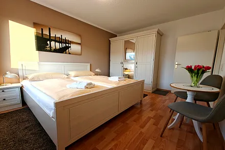 Schlafzimmer mit Doppelbett