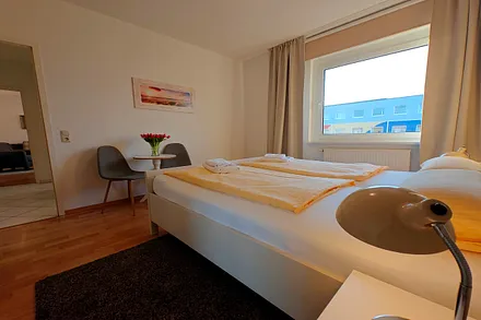 Schlafzimmer mit Doppelbett