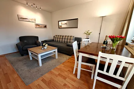 Wohnzimmer mit Esstisch