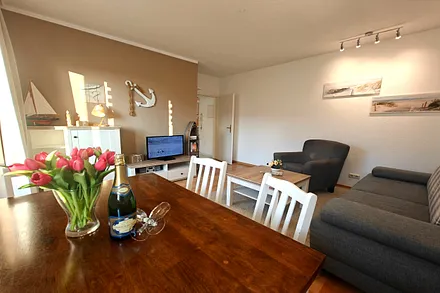 Wohnzimmer mit Esstisch