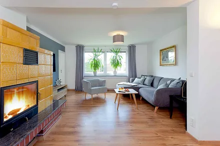 Wohnzimmer mit Kamin