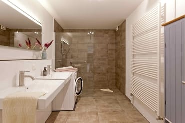 Duschbad mit 2 Waschtischen