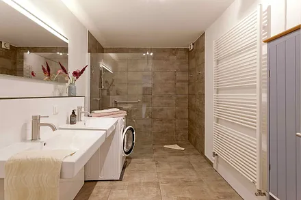 Duschbad mit 2 Waschtischen