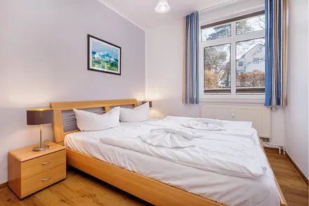 Das separate Schlafzimmer mit Gardinen und Sichtschutzplissees ...
