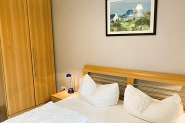 Das Schlafzimmer mit Doppelbett und Kleiderschrank.