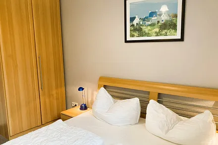 Das Schlafzimmer mit Doppelbett und Kleiderschrank.