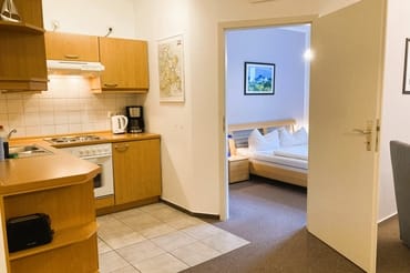 Die Küchenzeile mit Backofen ...