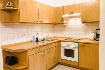 ... Herd und Kühlschrank mit Eisfach.