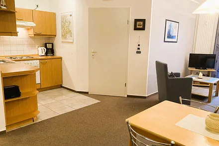 Blick in das Wohnzimmer mit Küchenzeile.