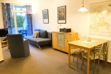 Der Wohnbereich mit Austritt zum möblierten Balkon.