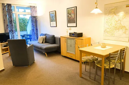 Der Wohnbereich mit Austritt zum möblierten Balkon.