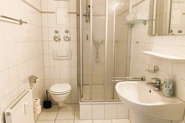 Das Bad mit Dusche, WC und Fön.