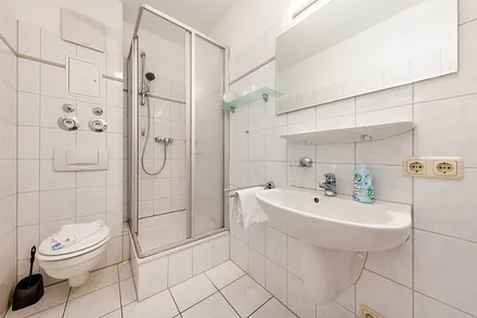 Das Bad hat Dusche, Fön, WC und Waschbecken.