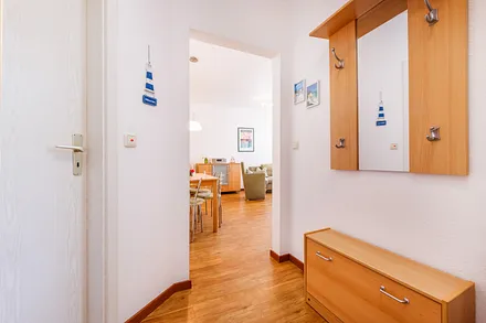 Der Flur mit Garderobe.