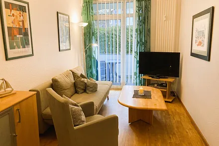 Der Wohnbereich mit Austritt zum möblierten Balkon.