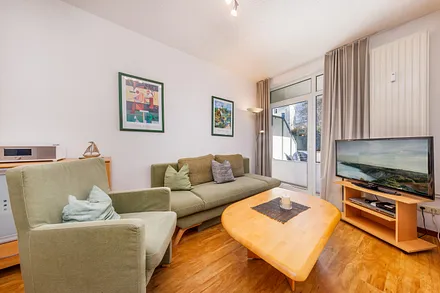 Der Wohnbereich mit Austritt zum möblierten Balkon.