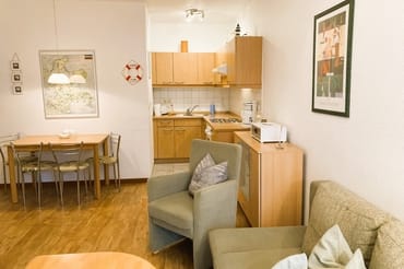 Blick zur Küchenzeile und zum Eßplatz.